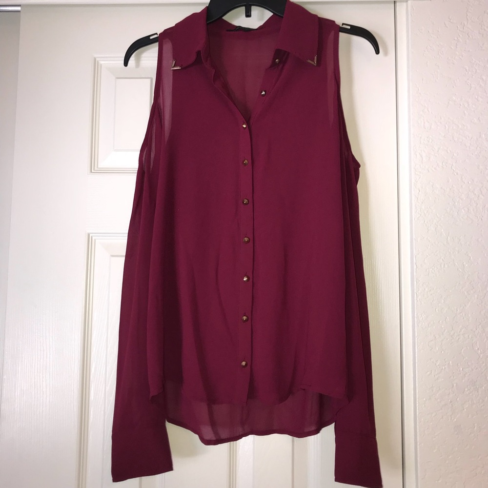 Cold shoulder button up